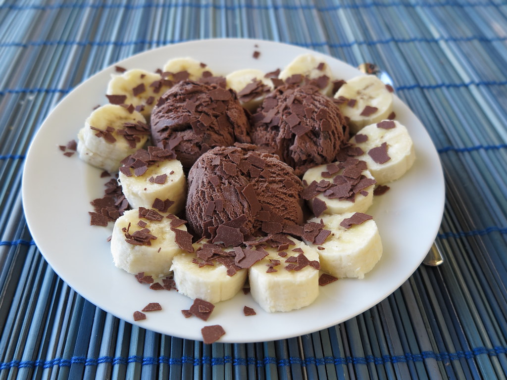 Schokoladeneis mit Bananen und Milchschokoladeraspeln | Flickr