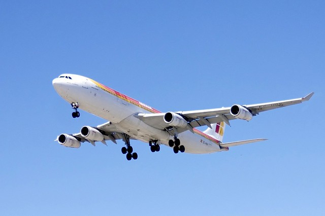 Airbus A-340, Iberia, EC-HCV, landing, LAX 24R DSC_1141