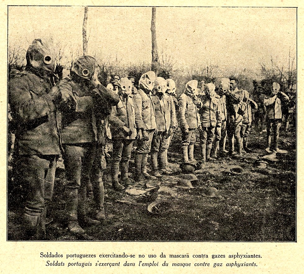 Soldados portugueses usando máscaras anti-gás, 1917 | Portuguese soldiers using anti-gas masks, 1917 | Portugal 1910s