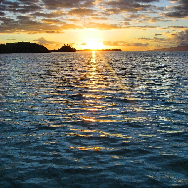 Sunrise Borabora Tahiti 朝日が海に反射し空と雲が輝き出す瞬間 タヒチ ボラボラ島 Flickr