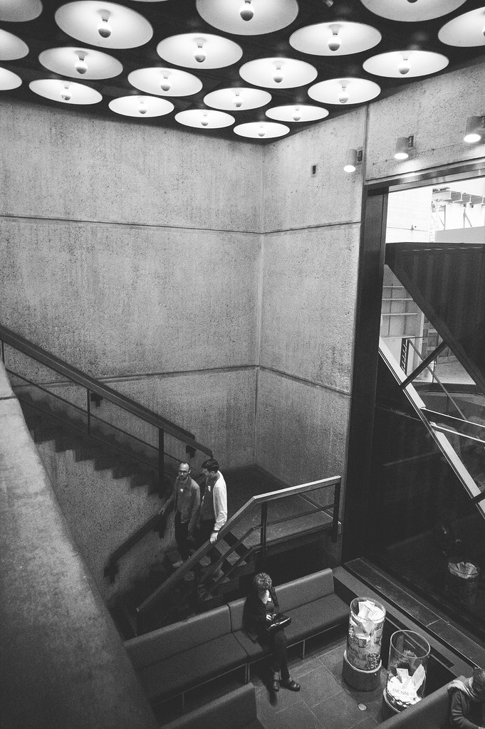 Whitney Museum of American Art : Photo en noir et blanc d'un simple escalier.