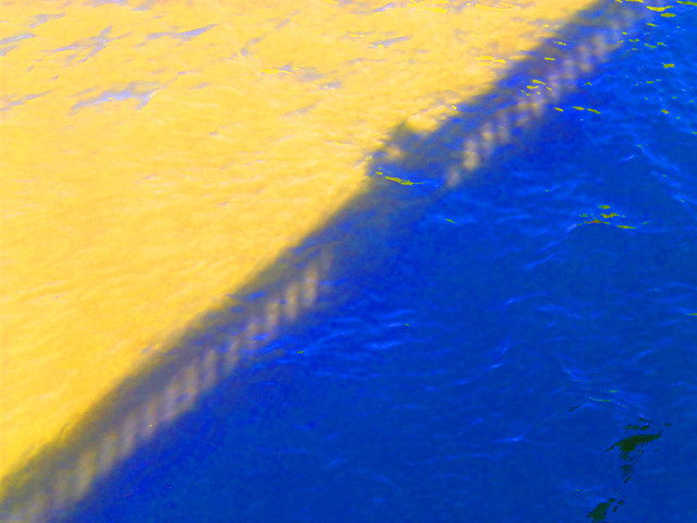 L'or et le plomb du haut d'un pont. Gold and lead seen from a bridge.