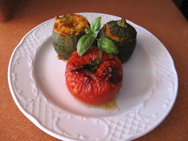 Calabacines y tomates rellenos de verduras y Bonito del Norte