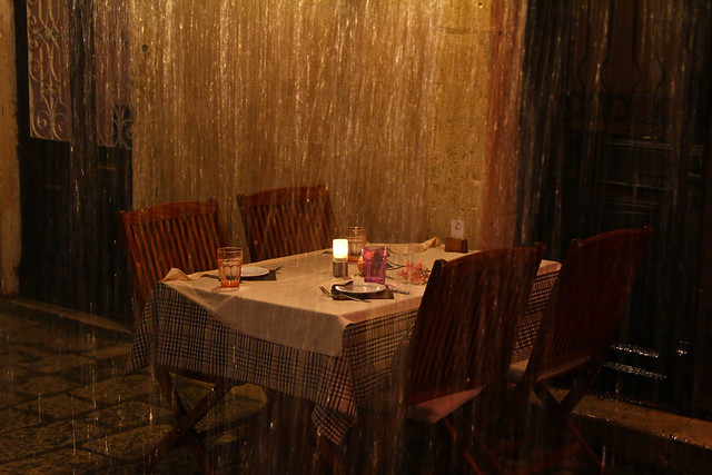 Mesa bajo la lluvia