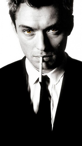 ude_law_actor_man_cigarette_jacket_black_white_19029_640x1136 | by vadaka1986