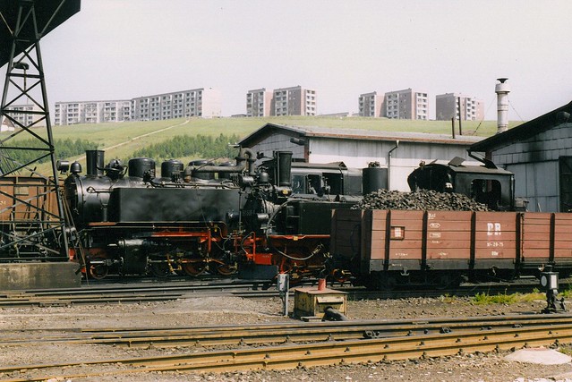 DR: Dampfloks 99 1771-7 und 99 1608-1  in der Lokeinsatzstelle Kurort Oberwiesenthal