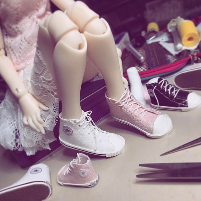 Getting better at this, doesn't look good? 👟 😬 I think that the white ones look much better 👍 Hopefully will make some for the next show~ #doll #bjd #dollshoes #handmade #sneakers #ateliermomoni