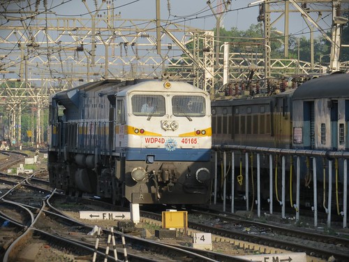 ir pune cr indianrailways emd railfanning centralrailway irfca diesellocomotives 40165 railphotography