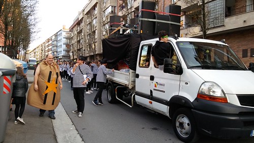 Besaingo Izartxo aisialdi taldearen desfilea