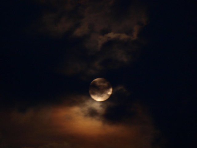 Mond hinter Wolken