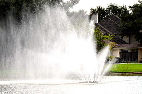 fountain texas spray waterfeature sugarland subdivision highwind castlelake ahobblingaday flowingfountain longsprayofwater