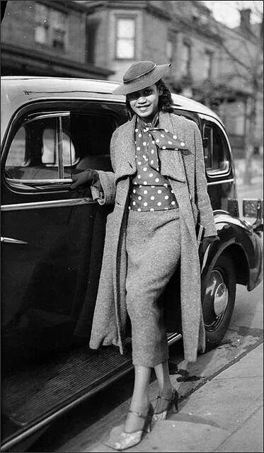 Isn't she lovely! 1930 daywear..