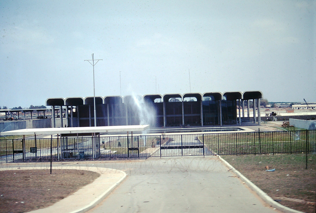 SAIGON 1968 - Thu Duc-Long Binh Road - Nhà máy nước Thủ Đức - Photo by Paul Moore