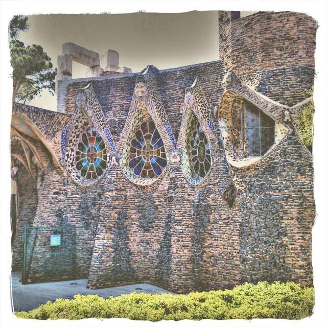 Un detalle de la Cripta de Gaudí. Como la Colonia Güell esta cerca de donde vivo, cada vez que paso a su lado aprovecho la oportunidad para fotografiarla. Esta es una de las últimas tomas que le hice.