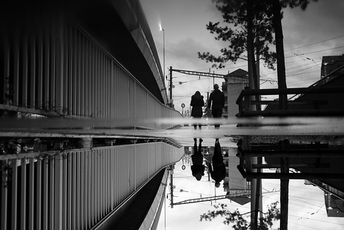 zürich couple romance reflection puddlegram symmetry pointofview pov silhouette bw noiretblanc 35mm fujifilm x100t switzerland ch 2017 streetphotography urban
