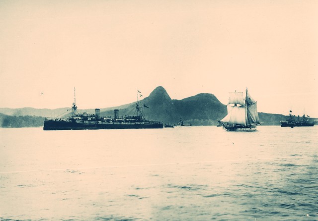 La entrada al canal de la Bahia de Guanabara de la Flota Chilena el 29 de Abril de 1897. Un 