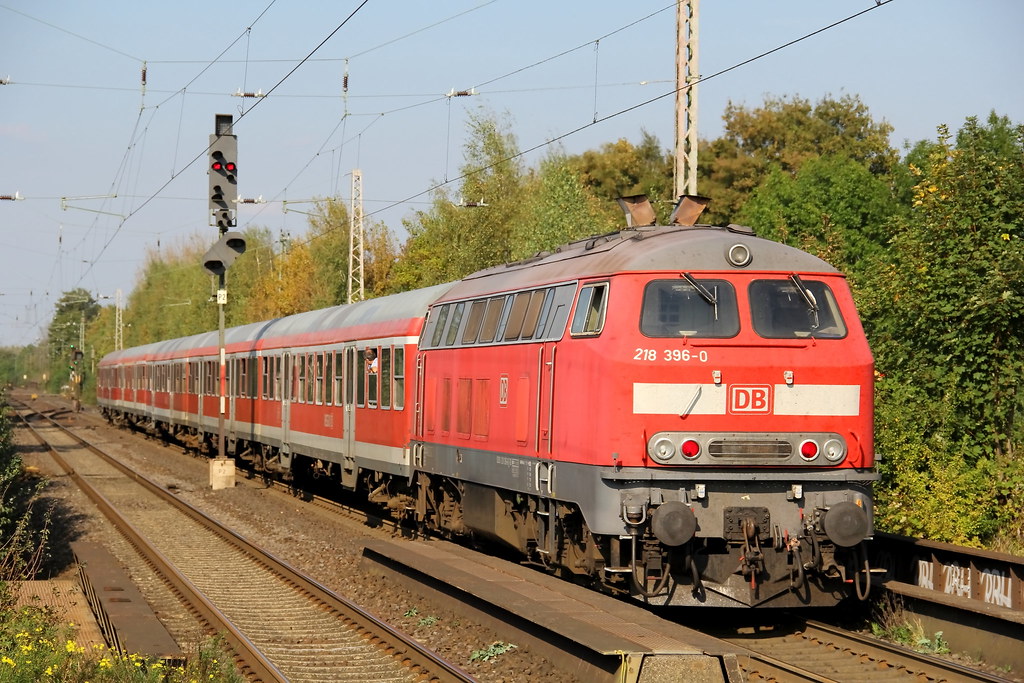 218 396 pushes it´s train to Hannover.