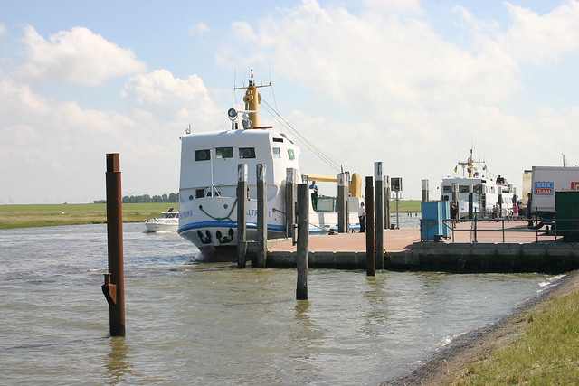 Baltrum-Linie: Fährhafen Neßmersiel mit Fahrgast- und Frachtschiff BALTRUM II und Fahrgastschiff BALTRUM III