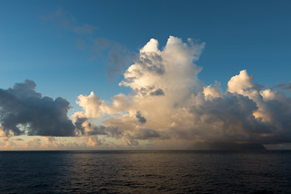 橘丸から見た御蔵島と入道雲 Genjapan1986 Flickr