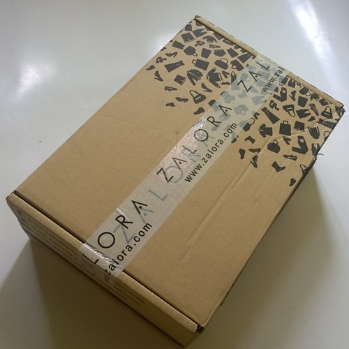 I was shocked when this  #ExtraLarge #parcel from  #ZaloraMalaysia #ZaloraMY reached my home just now.. Never expected they wrapped my item so well.. Good Job and Awesome  ~~ #Zalora #Hypergear | by houfong