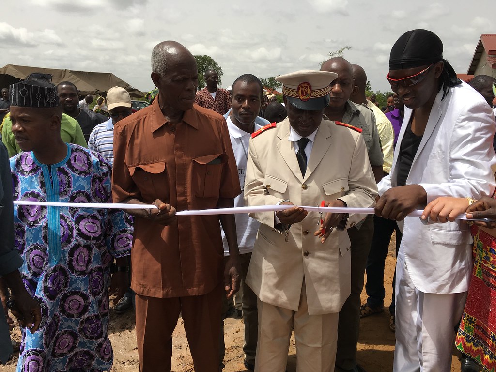 Inauguration officielle du premier puits, coupure du ruban
