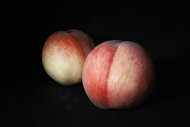 two peaches DP2Q0947