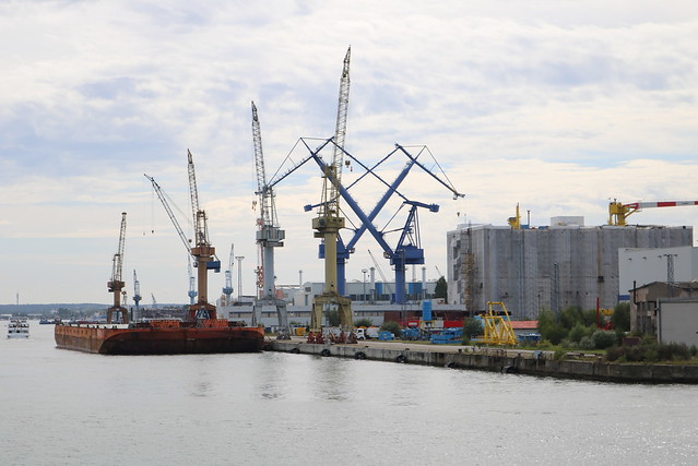 Rostock: Kräne und Barge der Nordic Yards Werft in Warnemünde