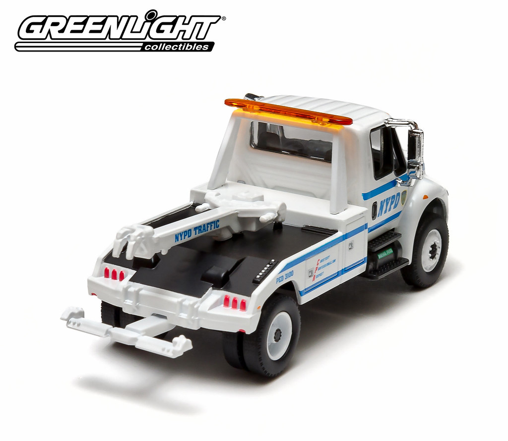 Greenlight 1:64 International NYPD Durastar 4400 Tow Truck Diecast White 29797