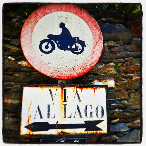 No#motorbikes#lagodicomo#picoftheday#travelgram#Como#igerslombardia#igersitalia#insegne#divieto#italy#lofi#cartelli#street#art#old#colors#Lombardia#triangololariano#Rezzonico | by Flick Fred