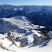 Výhled ze Sass Pordoi na průsmyk Passo Pordoi a lyžařské terény na Belvedere