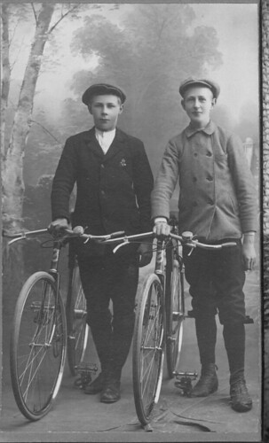 Lornts Hoplen og en ukjent | To gutter med sykkel. Til høyre… | Flickr