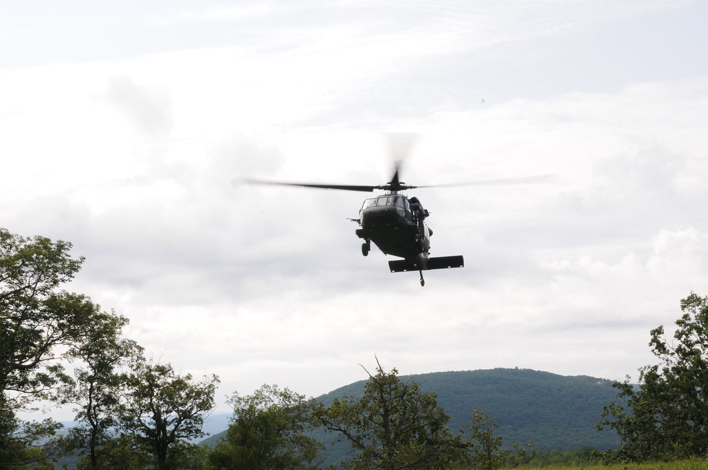 Hot Load Training | A UH-60 Blackhawk helicopter carrying Un… | Flickr