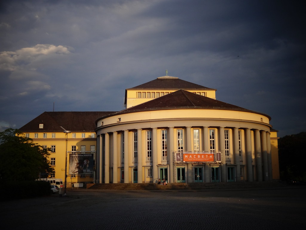 Sarrebruck, Sarre (Land allemand), l'art des édifices historiques de Saarbrücken (Schillerplatz/Tbilisser Platz), Saarländisches Staatstheater