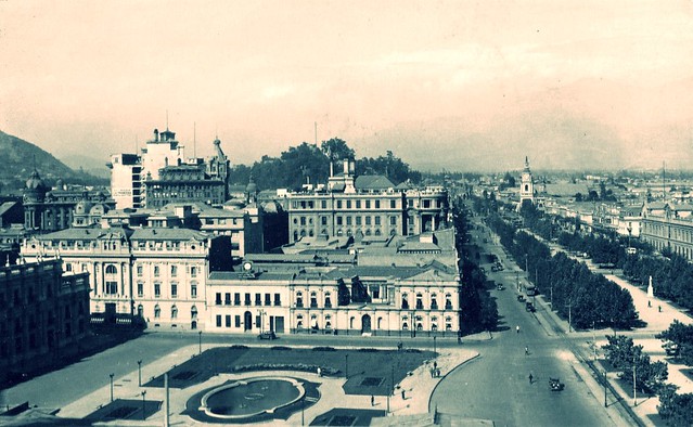 años 30, Morandé y Alameda, los dos edificios de 2 plantas serían demolidos para, muchos años despues, construir el edificio de la Caja Nacional de Ahorros,  Banco del Estado.