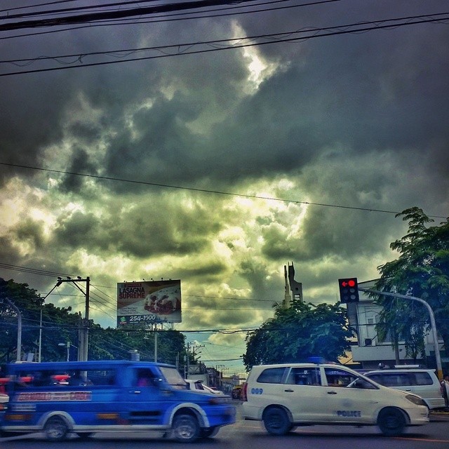 as im seeing it... its gonna be a glommy wet tuesday!  keep dry everyone..  #Glommy #Tuesday #Cebu #balikeskwela