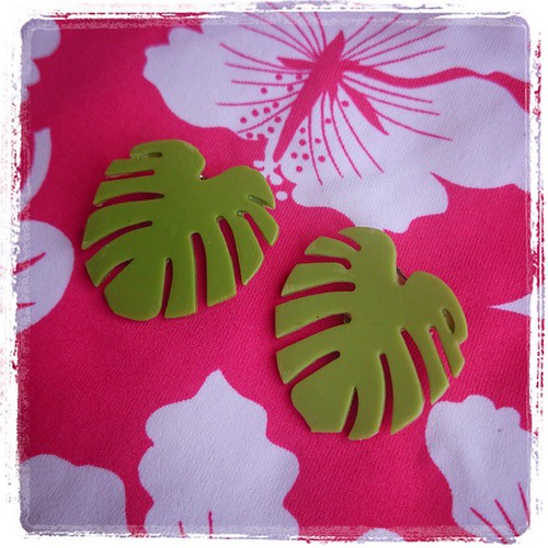 Palm Leaf Earclips   Soon Listed on  www.glitterparadise.com #GlitterParadise #Jewelry #Bijoux #BijouxFantaisie #PinupJewelry #PinupFashion #PinupAccessories #PinUp #PinupStyle #RockingJewelry #RetroFashion #Tikis #TikiJewelry #tropical #wahine #Hawaï #Fe | by glitterparadise