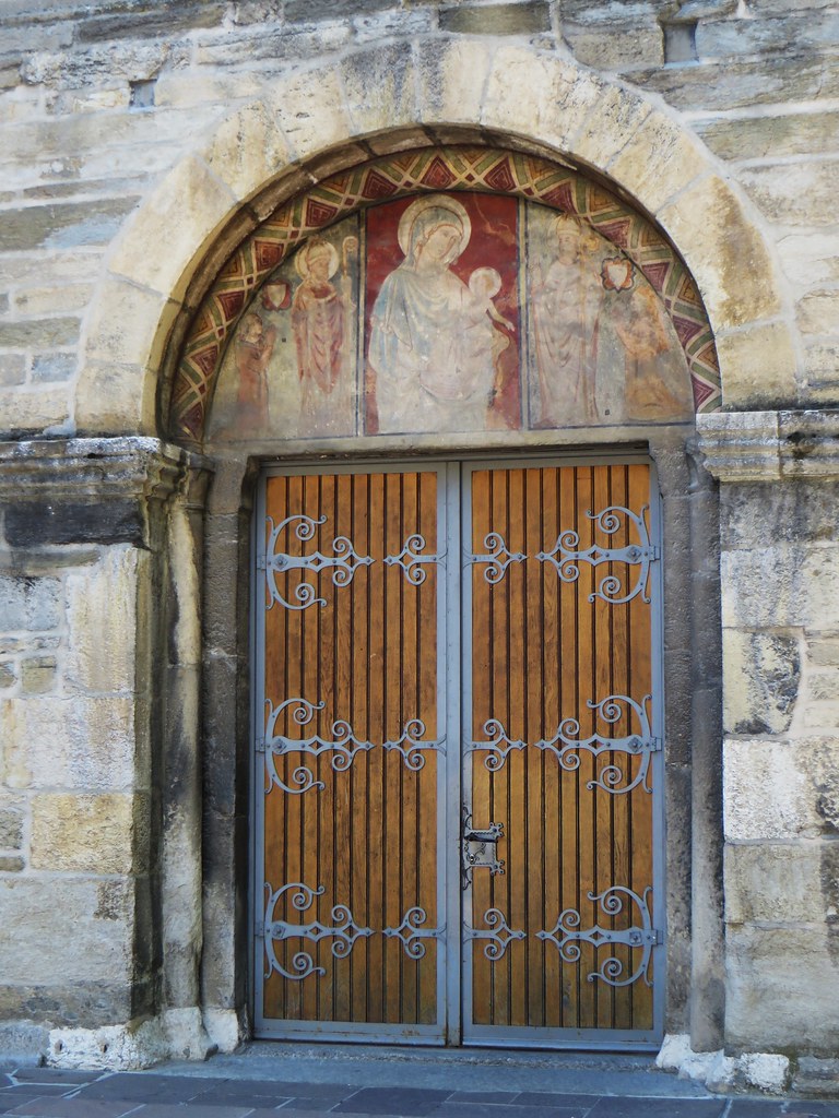 Portail roman, cathédrale Notre-Dame du Glarier, Sion, canton du Valais, Suisse.