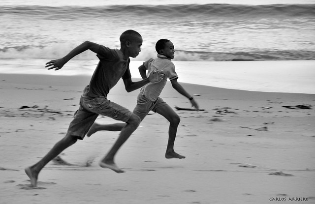 Jóvenes corriendo en playa de El Valle, Samaná (Rep. Dominicana)