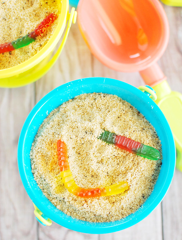 Sand Pudding - the cutest no bake dessert! Layers of pudding and cookie crumble sand and topped with gummy worms. Perfect for a birthday party!