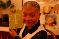 M. Vesper Chan, collectionneur de Pu Er 1992 Menghai Hou Gen présentant notre livre