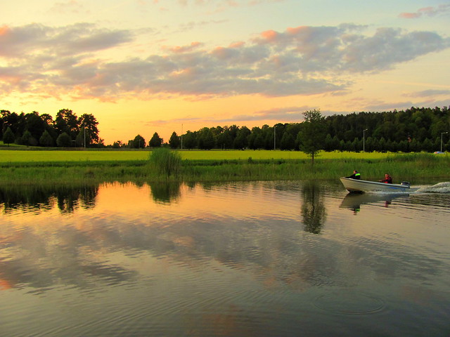 Stilla kväll vid kanalen  ~ calm evening by the waterchannel