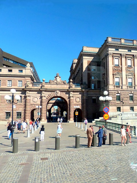 Suède, dans la ville Stockholm, l'une des deux grandes arches du Riksdagshuset qui est le siège du parlement suédois