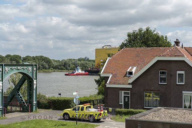 Transport HelWin Beta over Oude Maas