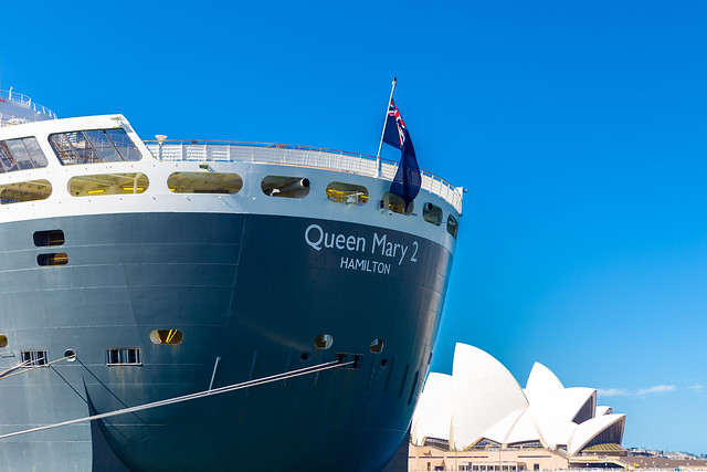 RMS Queen Mary 2 + Sydney Opera House / Sydney, Australia / SML.20140314.6D.30834