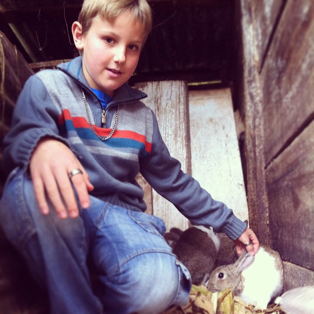 Gabriel e sua criação de coelhos... #rs #agroecologia #rural