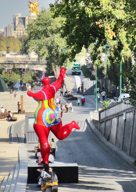 Niki de Saint-Phalle entre le Pont de l'Alma et le Pont Alexandre III