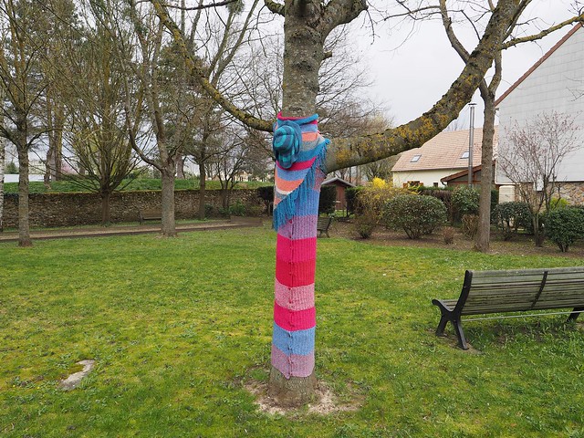 Villiers-le-Bâcle: yarn bombing sur les arbres