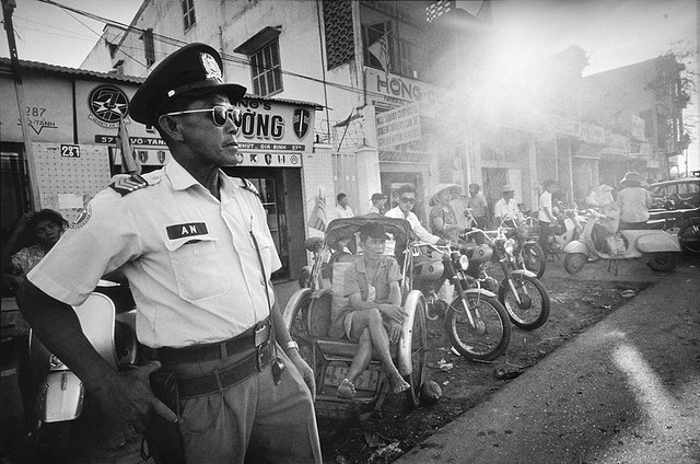 Saigon 1972 - Photo by Raymond Depardon - Đường Võ Tánh, Gia Định. Nay là Hoàng Văn Thụ