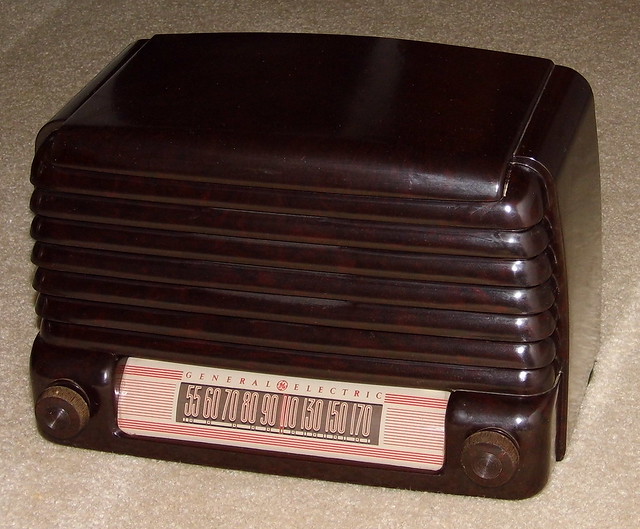 Vintage General Electric Table Radio, Model No. 107, Broadcast Band Only (MW), 5 Vacuum Tubes, Made In USA, Circa 1948