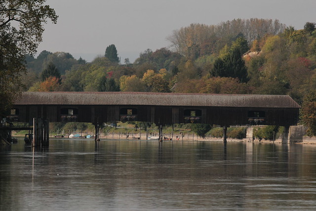 Rheinbrücke Diessenhofen – Gailingen ( Gedeckte Holzbrücke - Strassenbrücke - Brücke - Bridge - Pont - Länge 86.7m - Baujahr 1816 ) über den Rhein ( Hochrhein - Fluss ) zwischen Diessenhofen im Kanton Thurgau der Schweiz und Gallingen in Deutschland